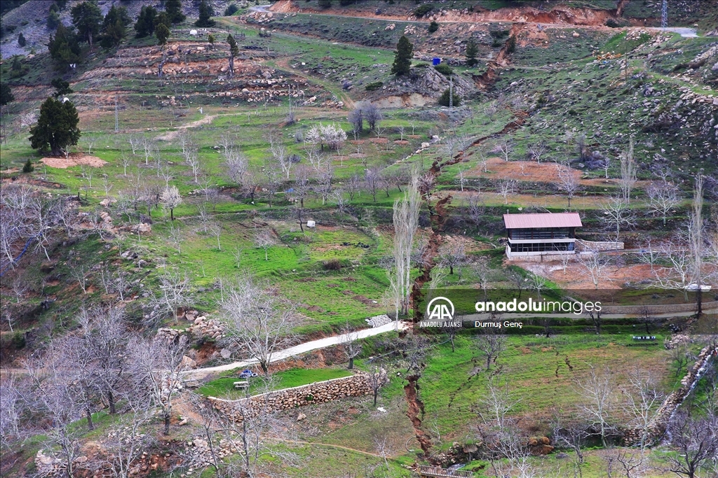 Kahramanmaraş'taki depremler Göksun'da yüzey kırıkları ve çökmelere neden oldu