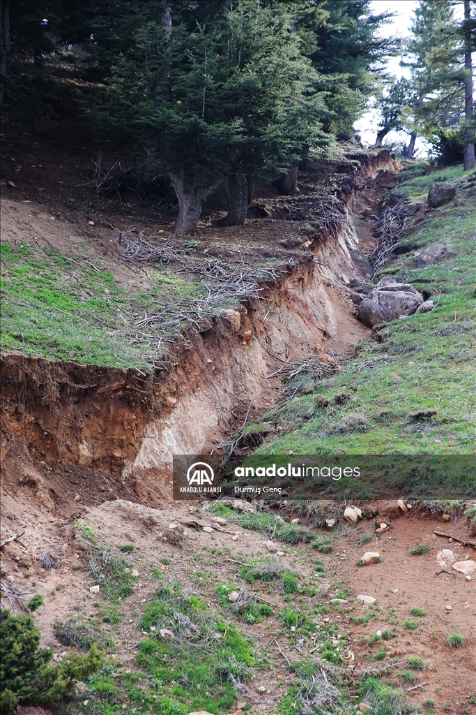 Kahramanmaraş'taki depremler Göksun'da yüzey kırıkları ve çökmelere neden oldu