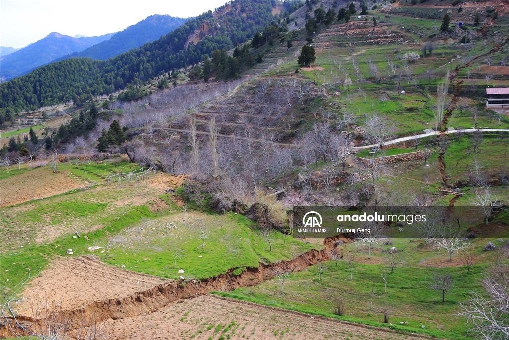 Kahramanmaraş'taki depremler Göksun'da yüzey kırıkları ve çökmelere neden oldu