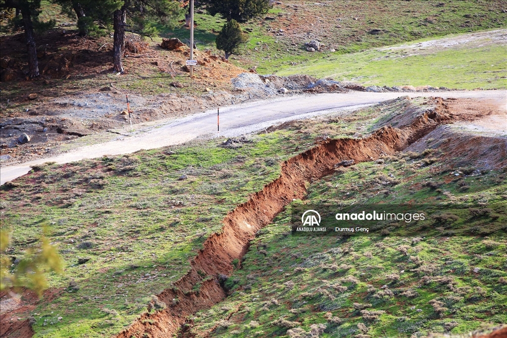 Kahramanmaraş'taki depremler Göksun'da yüzey kırıkları ve çökmelere neden oldu