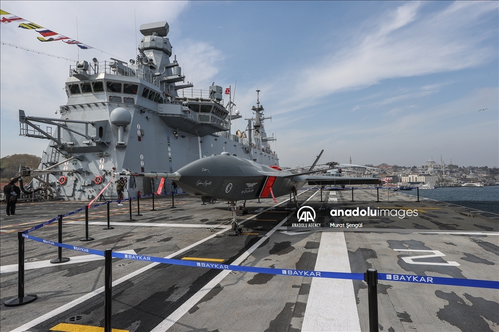 بازدید و استقبال گسترده مردم از اولین ناو پهپادبر ترکیه در استانبول