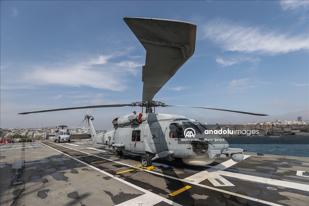 بازدید و استقبال گسترده مردم از اولین ناو پهپادبر ترکیه در استانبول