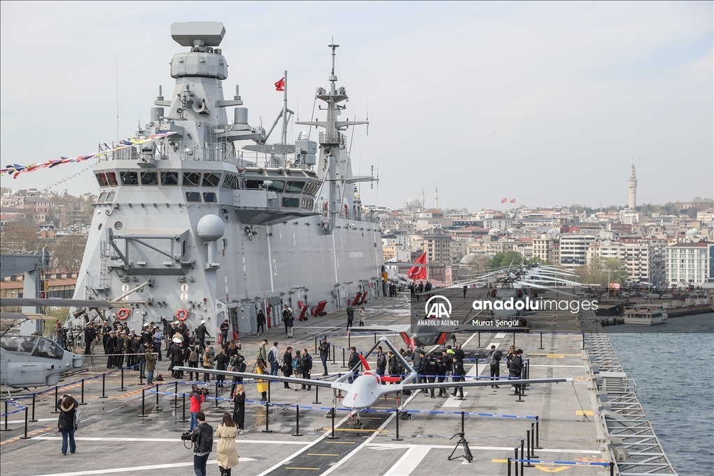 بازدید و استقبال گسترده مردم از اولین ناو پهپادبر ترکیه در استانبول