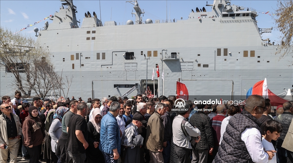 بازدید و استقبال گسترده مردم از اولین ناو پهپادبر ترکیه در استانبول