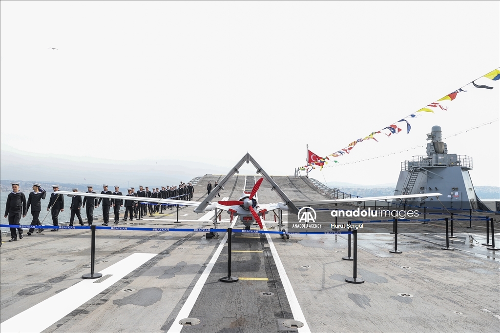 بازدید و استقبال گسترده مردم از اولین ناو پهپادبر ترکیه در استانبول