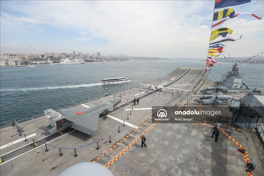 بازدید و استقبال گسترده مردم از اولین ناو پهپادبر ترکیه در استانبول