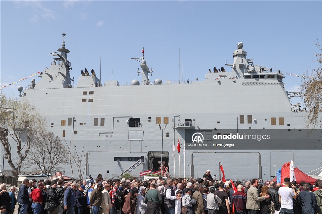بازدید و استقبال گسترده مردم از اولین ناو پهپادبر ترکیه در استانبول