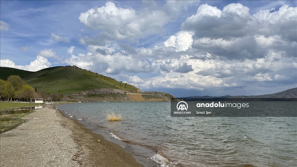 Doğuda tatilcilerin gözdesi Hazar Gölü doğal güzelliğiyle bayrama hazır