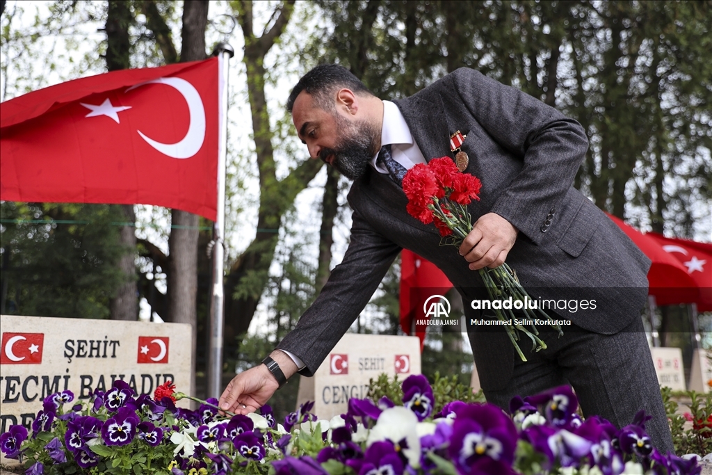Ankara'da şehit yakınları ve gaziler, şehitlikleri ziyaret etti