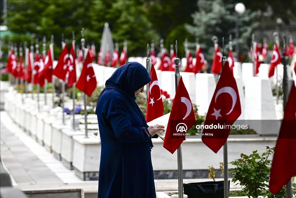 Şehit yakınları ve gaziler bayram arifesinde Cebeci Askeri Şehitliği'ni ziyaret etti
