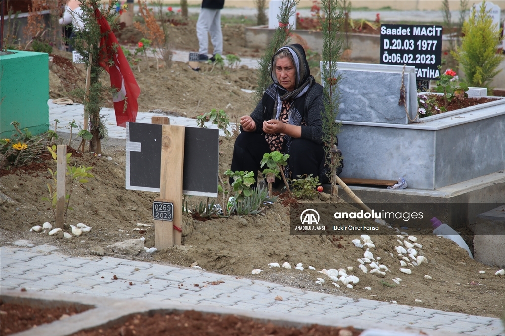 Adana'da mezarlıklara bayram arifesinde hüzünlü ziyaret