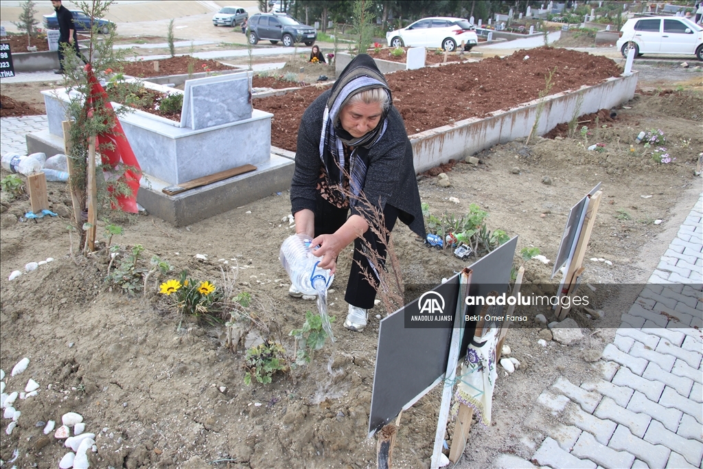 Adana'da mezarlıklara bayram arifesinde hüzünlü ziyaret