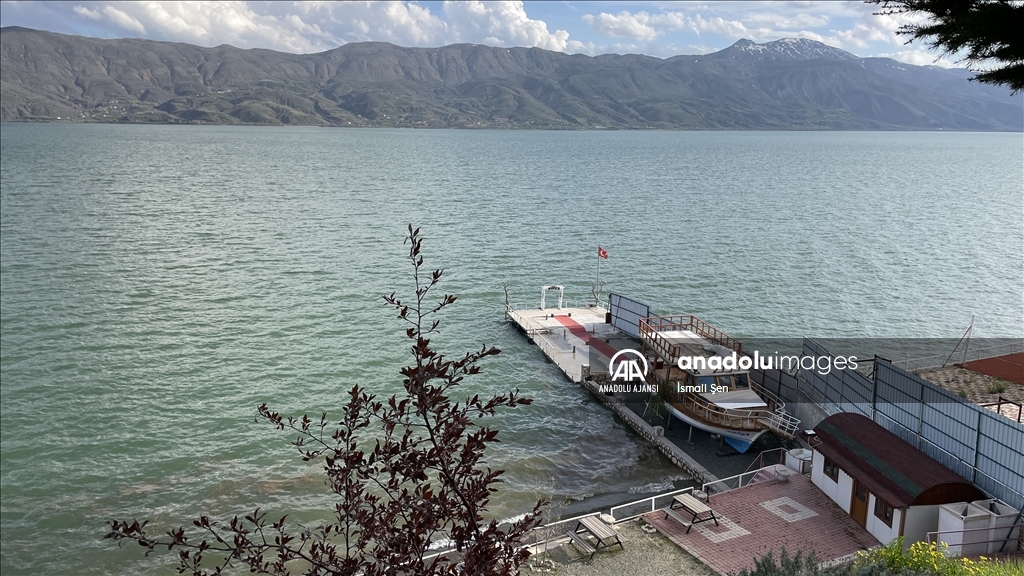 Doğuda tatilcilerin gözdesi Hazar Gölü doğal güzelliğiyle bayrama hazır