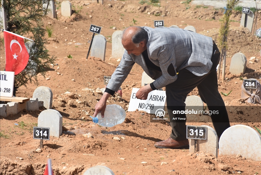 Malatya'da mezarlıklara bayram arifesinde hüzünlü ziyaret