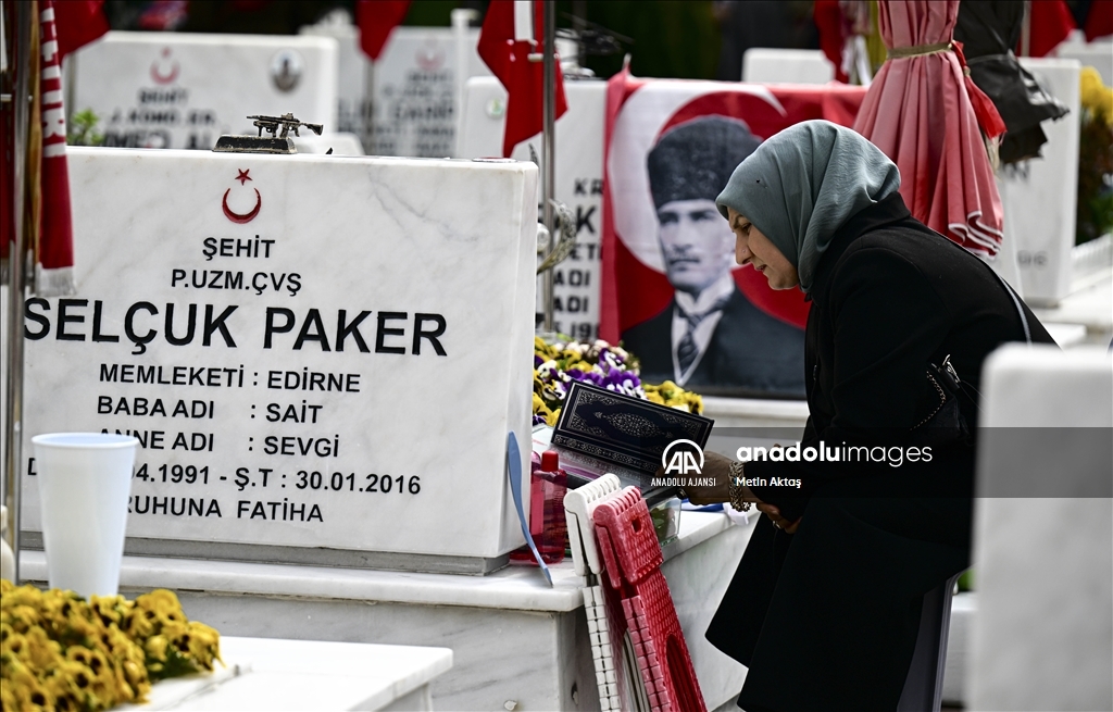 Şehit yakınları ve gaziler bayram arifesinde Cebeci Askeri Şehitliği'ni ziyaret etti