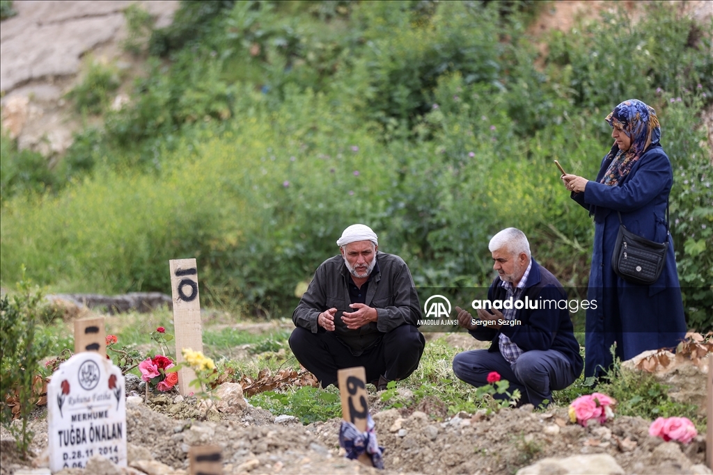 Hatay'daki mezarlıklara bayram arifesinde hüzünlü ziyaret