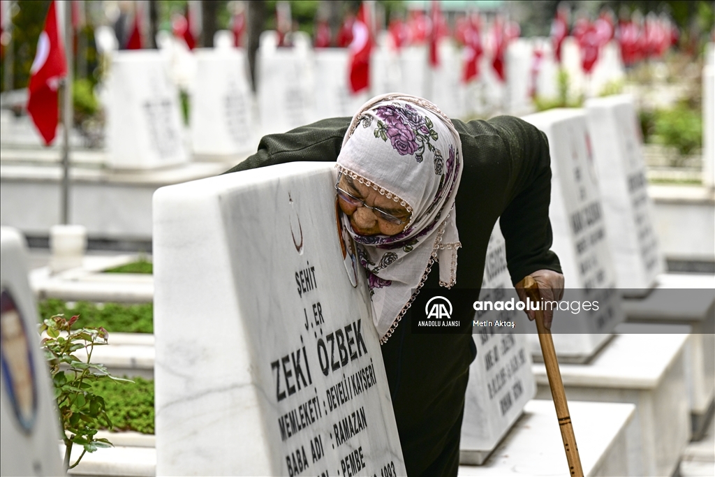 Şehit yakınları ve gaziler bayram arifesinde Cebeci Askeri Şehitliği'ni ziyaret etti