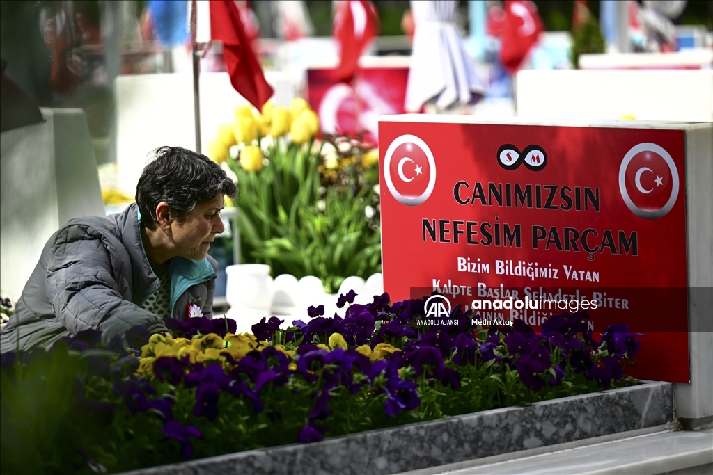 Şehit yakınları ve gaziler bayram arifesinde Cebeci Askeri Şehitliği'ni ziyaret etti