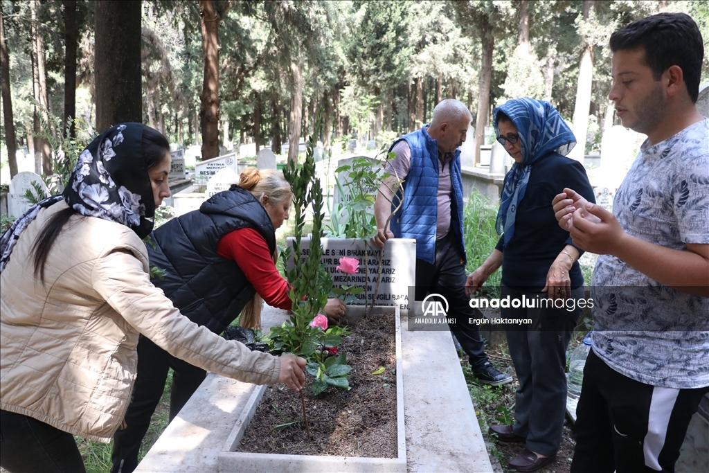 Hatay'daki mezarlıklara bayram arifesinde hüzünlü ziyaret
