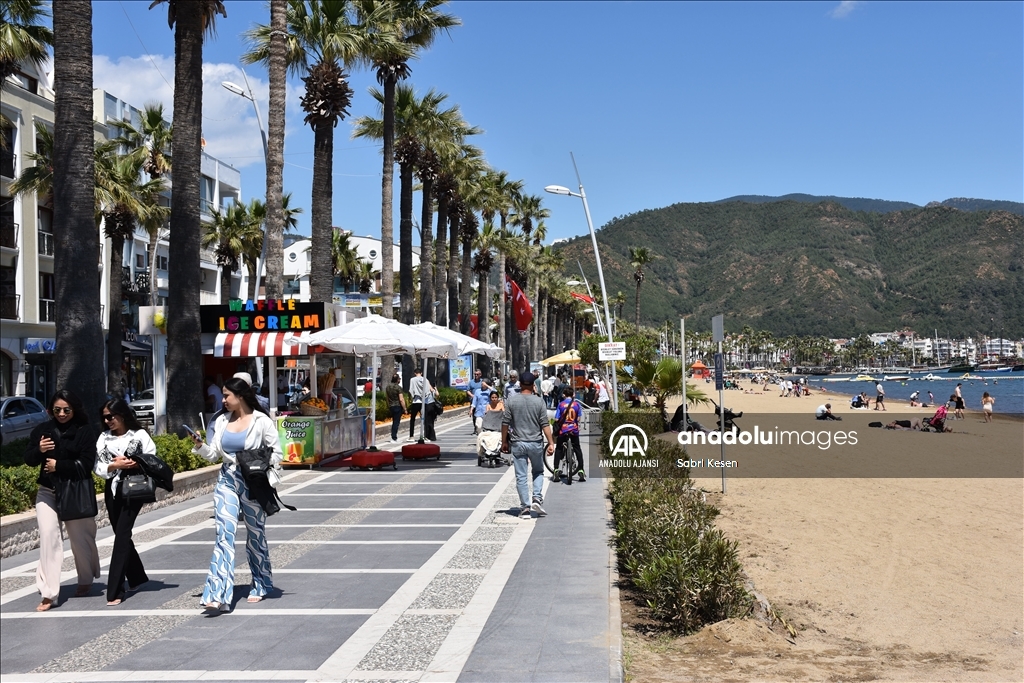 Antalya ve Muğla sahillerinde bayram tatili yoğunluğu yaşanıyor
