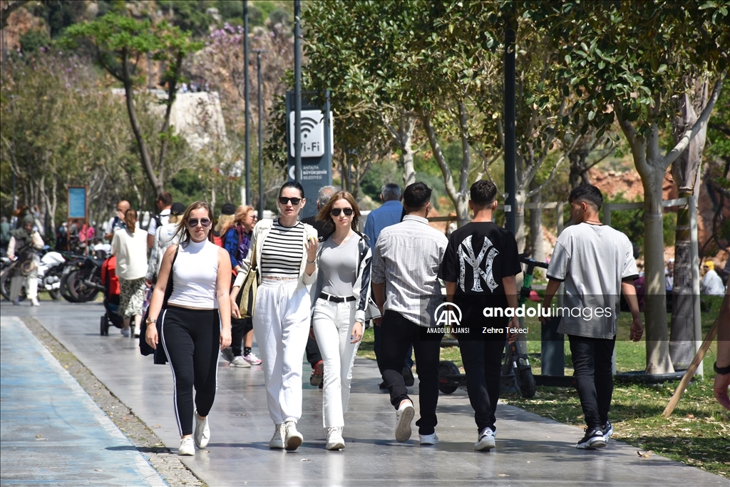 Antalya sahillerinde bayram tatili yoğunluğu yaşanıyor