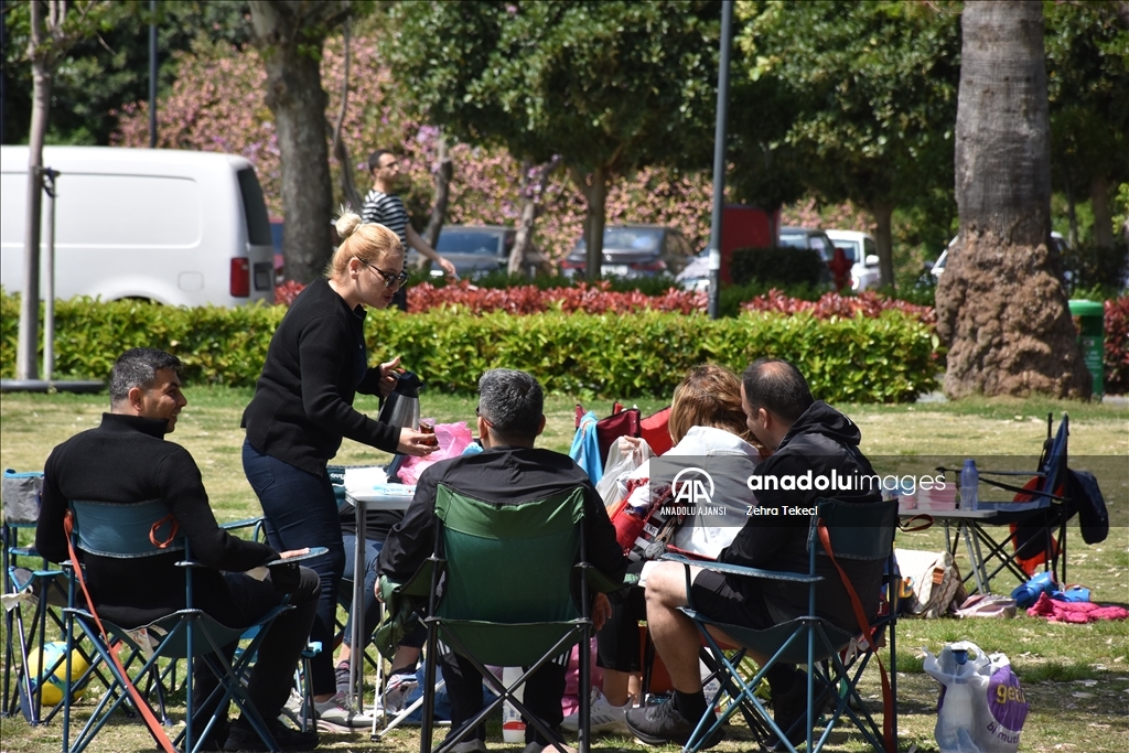 Antalya sahillerinde bayram tatili yoğunluğu yaşanıyor