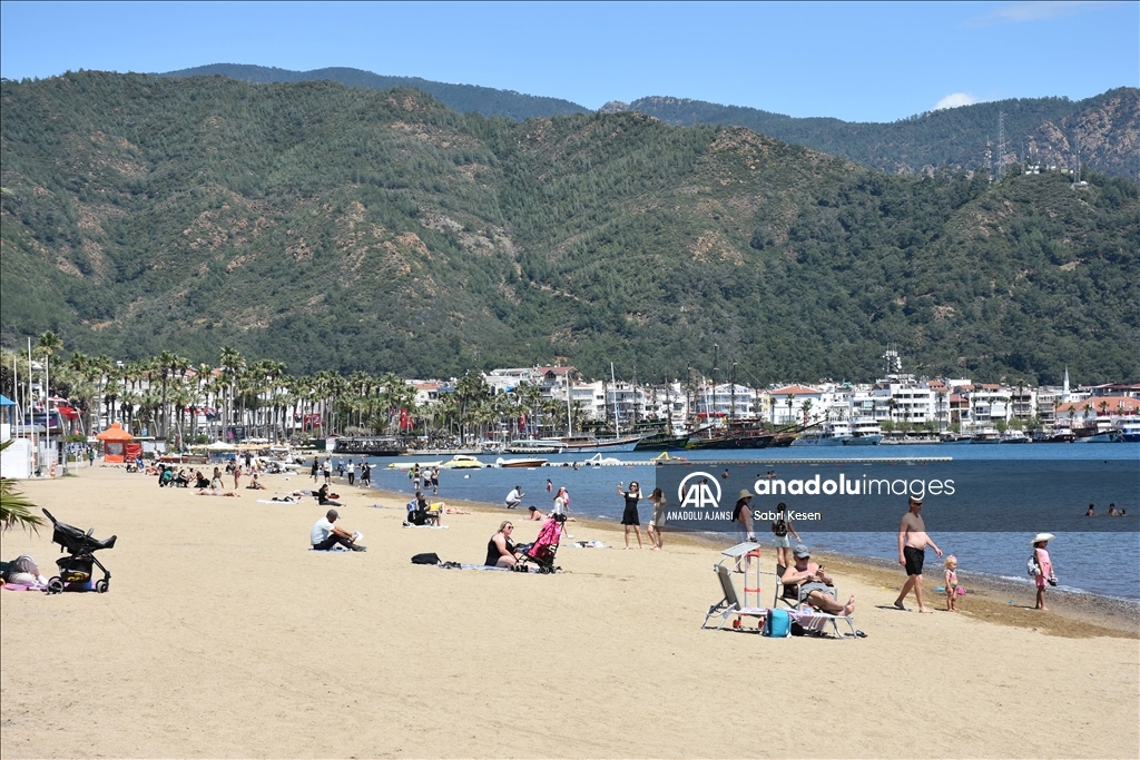Antalya ve Muğla sahillerinde bayram tatili yoğunluğu yaşanıyor