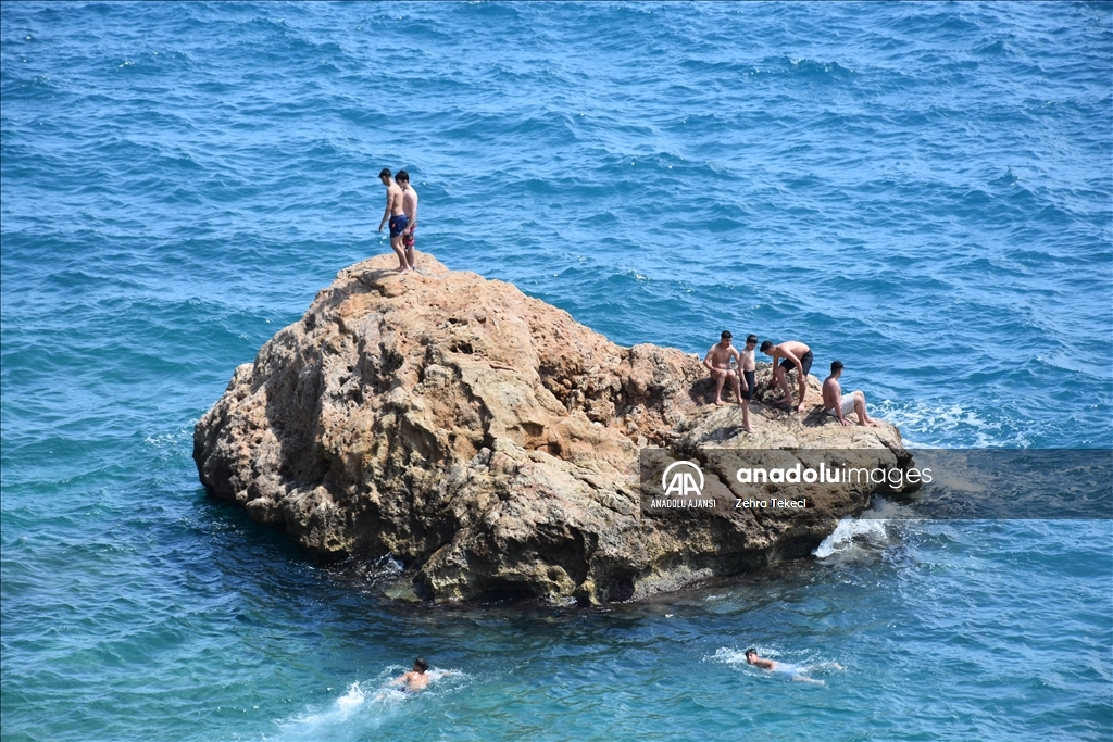 Antalya sahillerinde bayram tatili yoğunluğu yaşanıyor