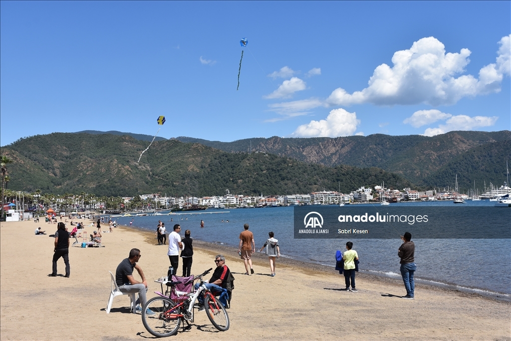 Antalya ve Muğla sahillerinde bayram tatili yoğunluğu yaşanıyor