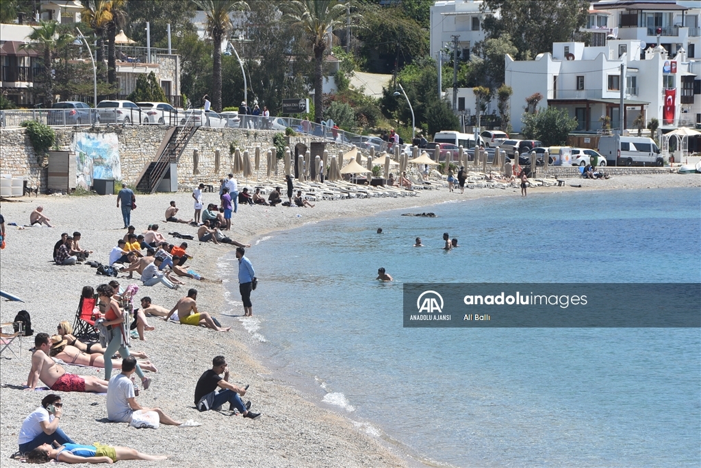 Antalya ve Muğla sahillerinde bayram tatili yoğunluğu yaşanıyor