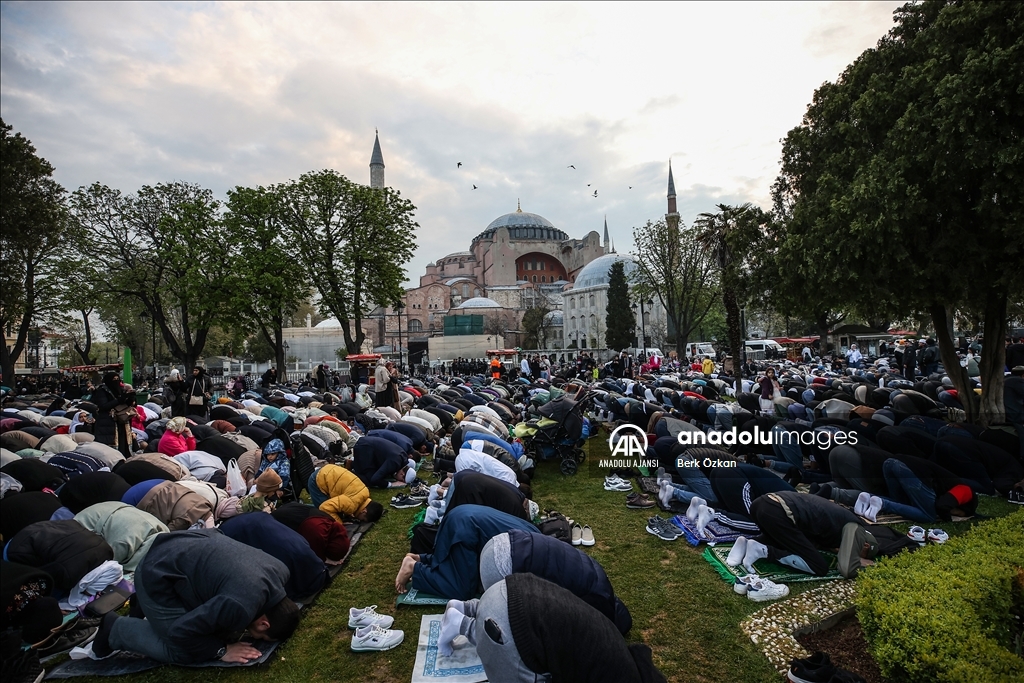 Ayasofya-i Kebir Cami-i Şerifi'nde bayram namazı kılındı