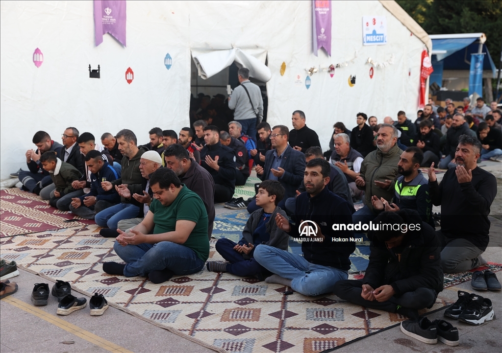 Depremlerden etkilenen Hatay'da bayram namazı kılındı