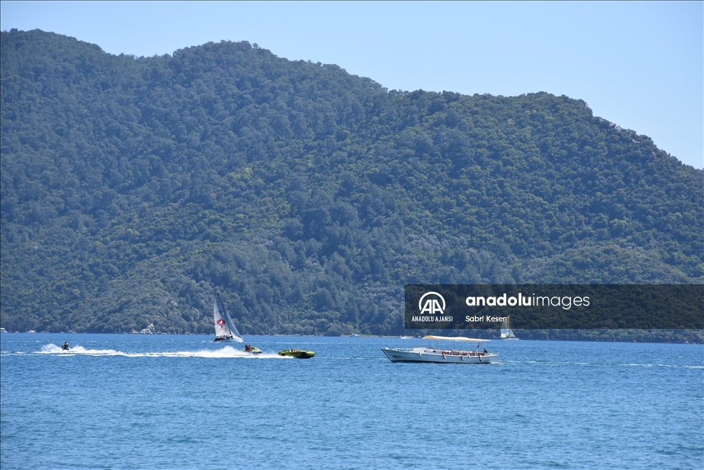 Antalya ve Muğla sahillerinde bayram tatili yoğunluğu yaşanıyor