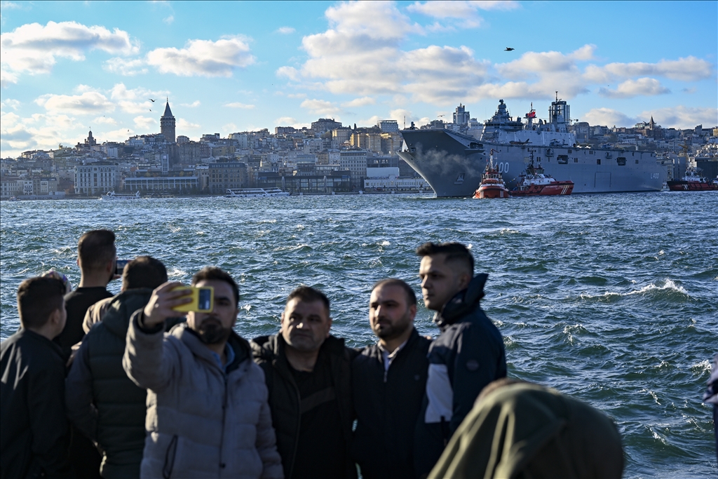 TCG Anadolu, İstanbul Boğazı'ndaki geçişini tamamlayıp Sarayburnu'na döndü