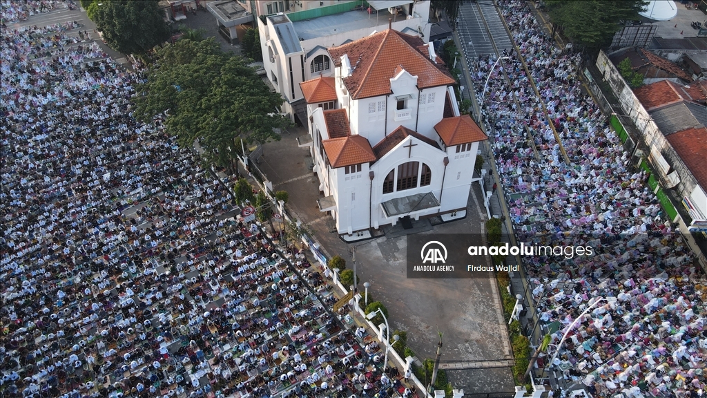 Ribuan warga Jakarta hadiri sałat Idulfitri di antara Gereja Koinonia