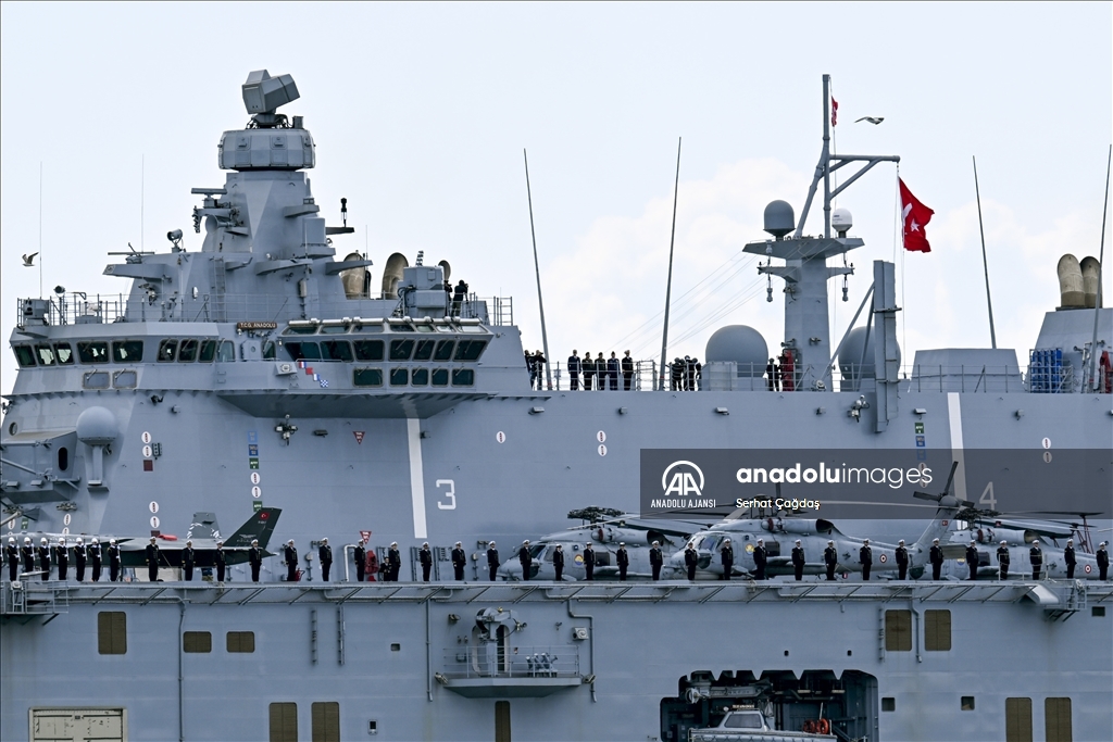 TCG ANADOLU, İstanbul Boğazından geçiş yaptı