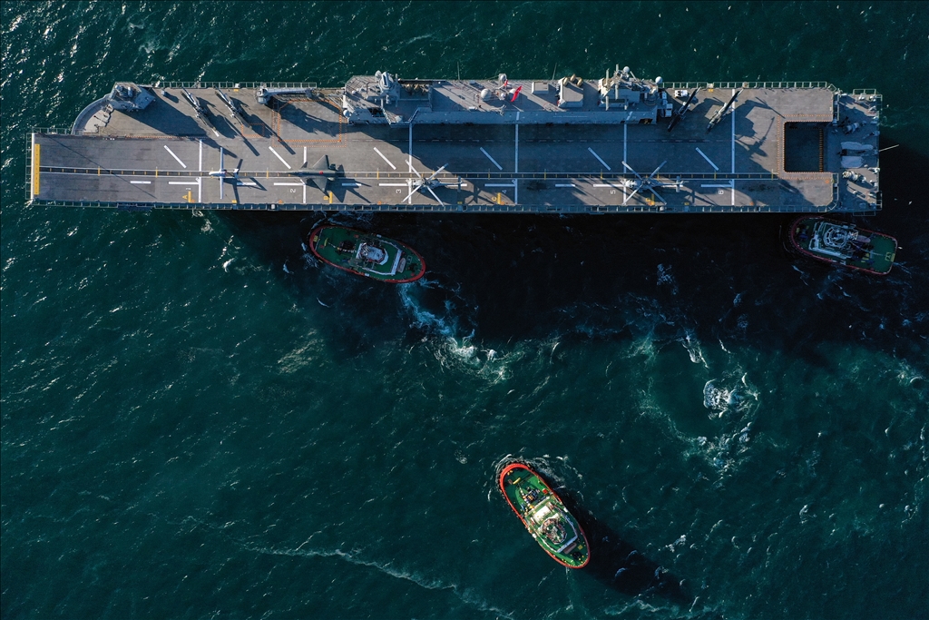 TCG Anadolu, İstanbul Boğazı'ndaki geçişini tamamlayıp Sarayburnu'na döndü