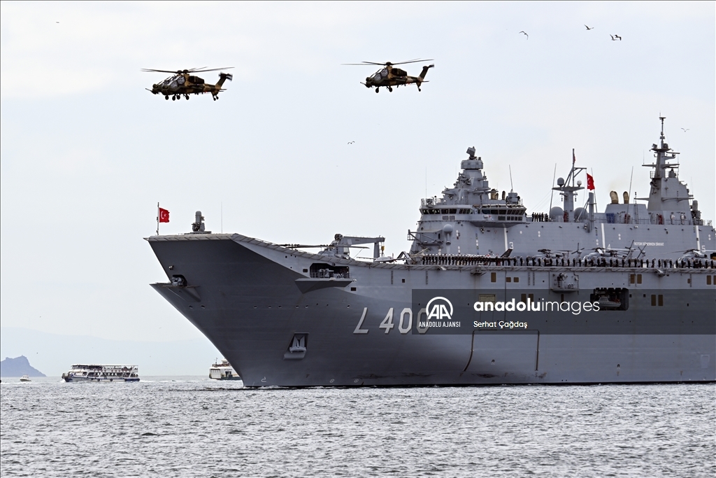 TCG ANADOLU, İstanbul Boğazından geçiş yaptı