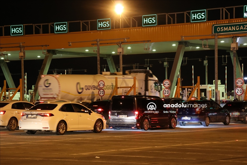 Tatilcilerin Osmangazi Köprüsü'nden geçiş yoğunluğu sürüyor