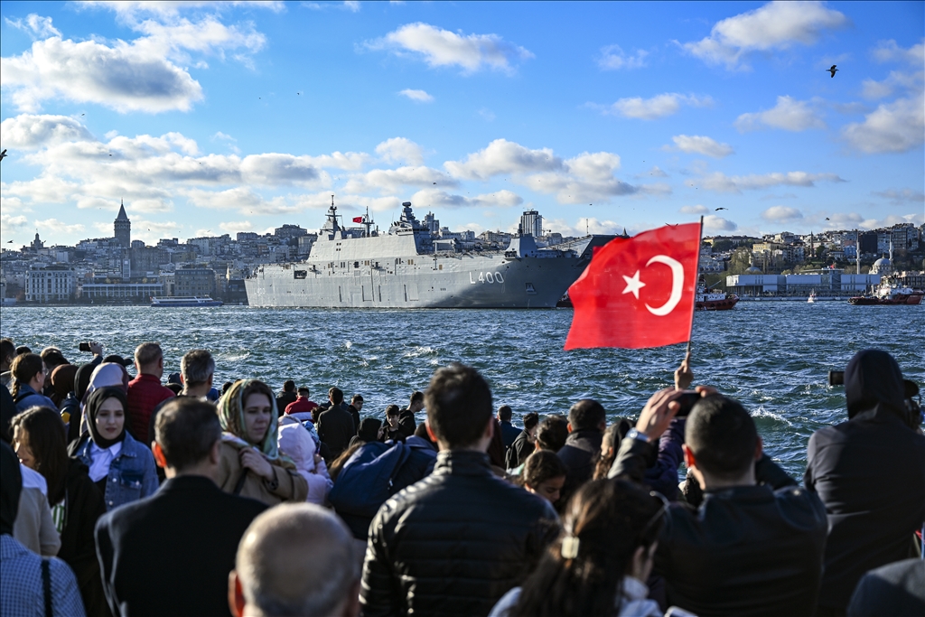 TCG Anadolu, İstanbul Boğazı'ndaki geçişini tamamlayıp Sarayburnu'na döndü