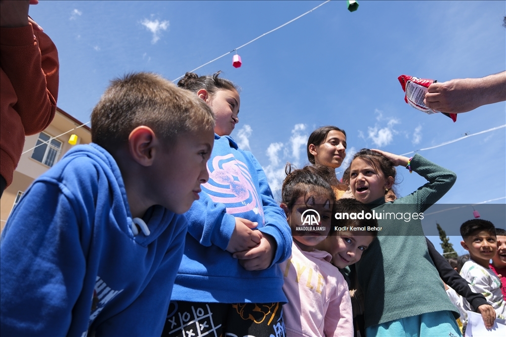 İstanbul'daki işini bırakan genç, Adıyaman'da depremzede çocukları eğlendiriyor