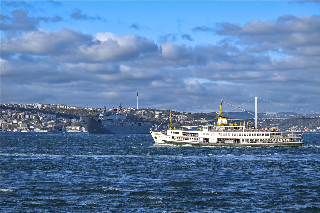 TCG Anadolu, İstanbul Boğazı'ndaki geçişini tamamlayıp Sarayburnu'na döndü