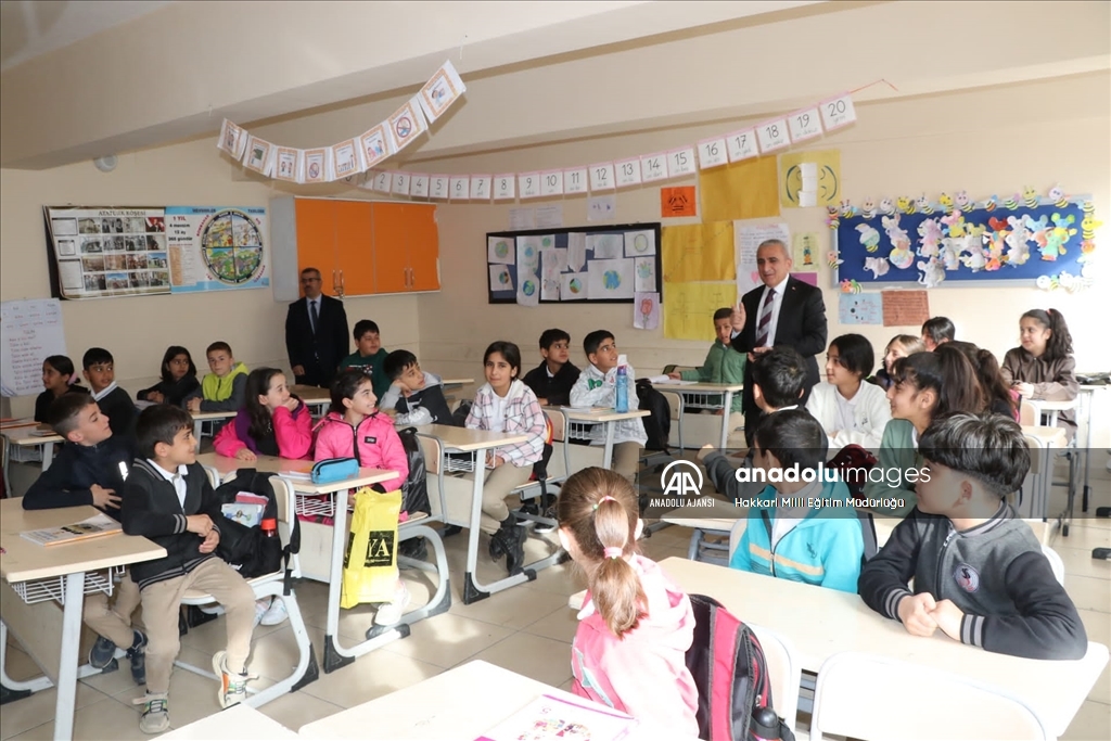 Hakkari'de öğrenciler ara tatil sonrası dersbaşı yaptı