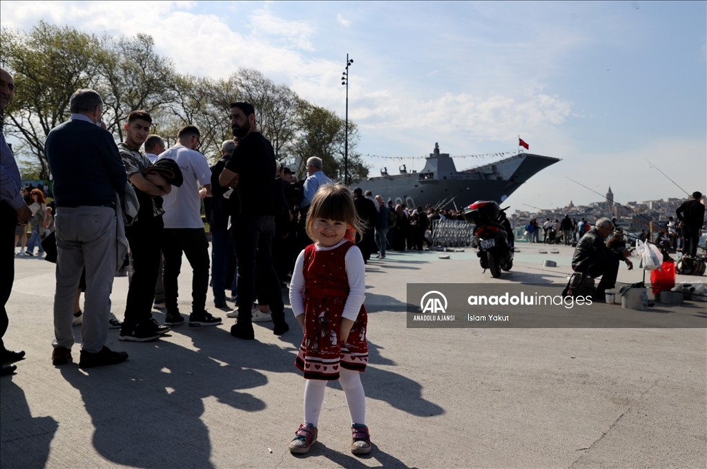 TCG Anadolu'ya vatandaşların ilgisi sürüyor