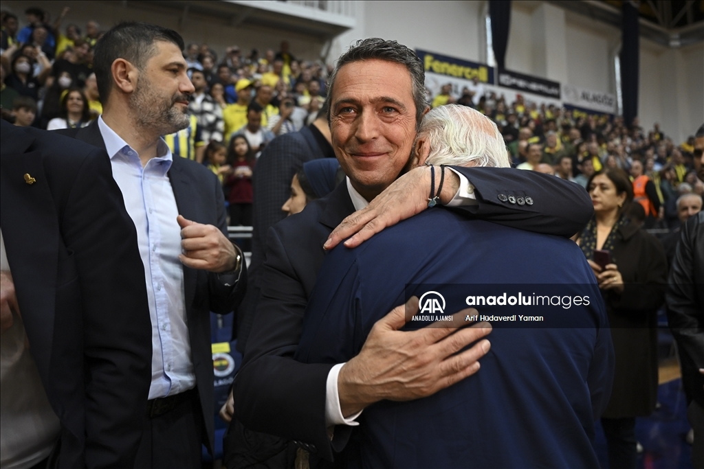 Fenerbahçe Alagöz Holding, şampiyonluk kupasını kaldırdı