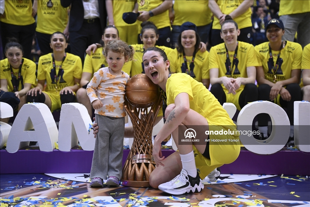 Fenerbahçe Alagöz Holding, şampiyonluk kupasını kaldırdı