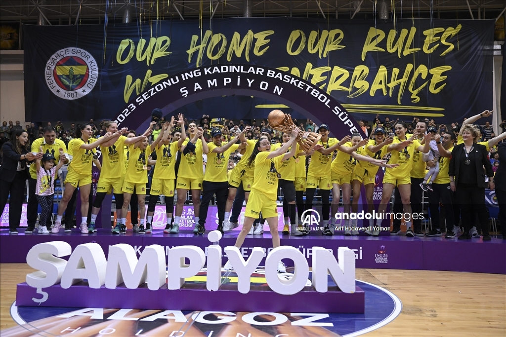 Fenerbahçe Alagöz Holding, şampiyonluk kupasını kaldırdı