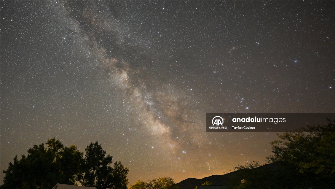 Lyrids Meteor Yağmuru ve Samanyolu galaksisi California'da görüntülendi