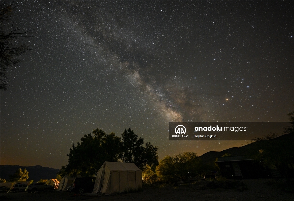 Lyrids Meteor Yağmuru ve Samanyolu galaksisi California'da görüntülendi