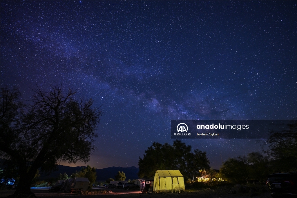 Lyrids Meteor Yağmuru ve Samanyolu galaksisi California'da görüntülendi
